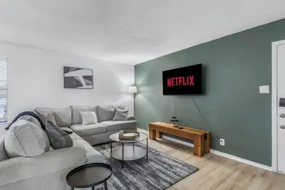 Image de 3 Min Walk to At&T | 2br | Parking + Pets + Gym