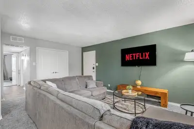 Image de 3 Min Walk to At&T | 2br | Parking + Pets + Gym