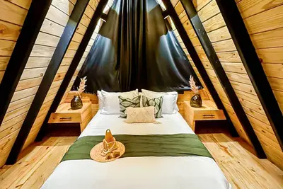 Image de Cabin Lavander Cabin / 2-bedroom cabin / Jacuzzi with Ac /Romantic Nature Escape