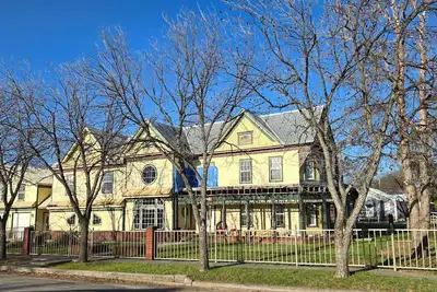 Image de Welcome to our 1890 Victorian Mansion\nSpacious 8-bedroom house in lovely Coleman