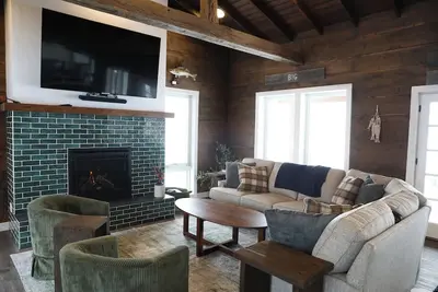 Image de Rustic Modern Lake House 5 Br/3ba Right On Water's Edge!