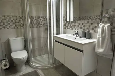 Seafront Stay - Modern Apartment