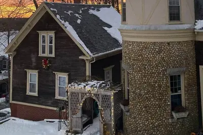 Image de Cottage by the Castle – Downtown Spencer