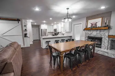 Image de Family Friendly • Cozy • 3br • Fireplace • Patio • Fully Fenced • Sleeps 8
