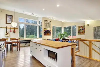 Image de Bright & Modern Home • Walk to Alyeska, Xc Skiing