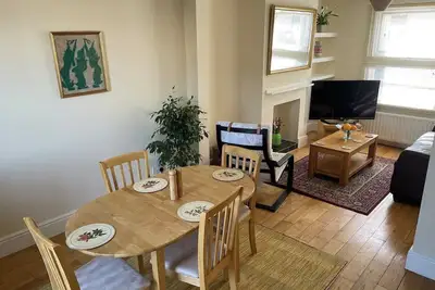 Image de Cosy Swindon Retreat - ideal for work or leisure
