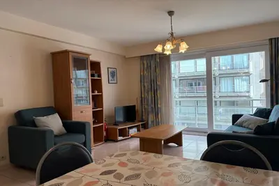 Image de Séjour moderne avec balcon et vue sur mer
