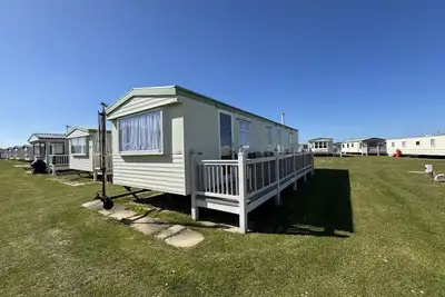 Image de Dog-friendly 6 berth caravan with side decking ref 67052l