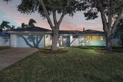 Luxury Modern Home - 8 minutes from the Beach