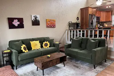 Image de The Sunset Perch | Pet-Friendly + Deck