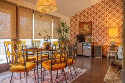 Image de Shag House – Ultimate 70s Dream Pad Retro Vibes + Modern Comfort Near Airport