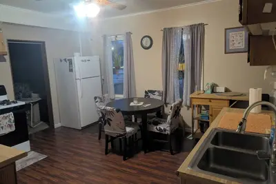 Image de 2-bedroom apartment in pleasant Blasdell with Ac for relaxing stays.