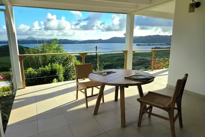 Image de Bas de villa avec vue sur la baie du Robert