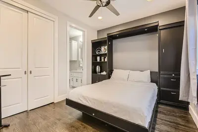 Image de Skyline view of Downtown Dallas in 4-bedroom townhome