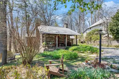 Image de Sunalee Log Cabin - 2 bedrooms - Minutes to Linville Falls - Pet Friendly Yard!