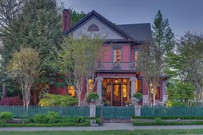 Image de \"The Maybelle\" 1892 Historic Two Story Victorian Home, Downtown Springfield, Tn