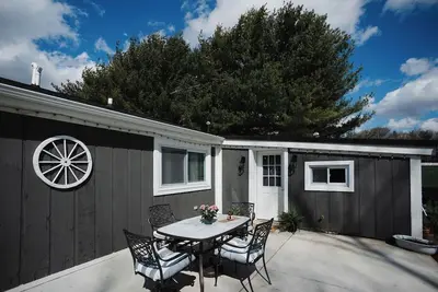 Image de Cozy 1-bedroom farmhouse. 3 private acres to enjoy.