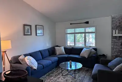 Image de Large Lake House on Triple Lot With Huge Treed Deck Overlooks Water