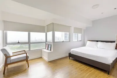 Image de Golf Course View 2 Bedroom Serviced Condo in Central Bgc! Near Airport 48sqm