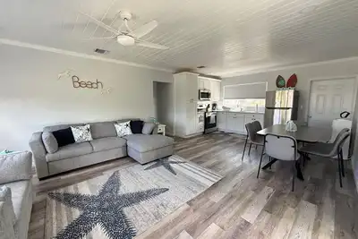 Image de Escape to Sandy Steps. A modern coastal living just seconds from the Beach