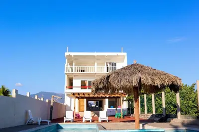 Image de Oceanfront Private 7-bedroom house with Ac in vibrant Zihuatanejo