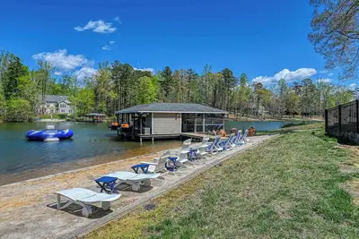Lakefront Luxury 7br, 7ba, Beach, Dock, Views