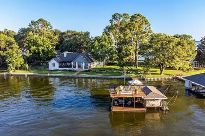 Image de Waterfront Retreat with Game Room, Dock and Pool Table