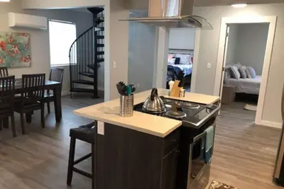 Image de 3143 Dover #4 · Modern Apartment High End Finishes & Washer/Dryer In-unit.