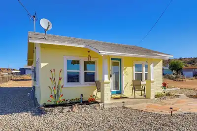 Route 66 Roadtripper Retreat w/ Private Backyard