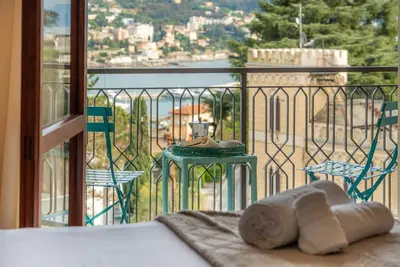 Image de 🏠 Accommodation DESCRIPTIONElegant panoramic house in Rapallo, spread over two main floors with a basement featuring a tavern area and laundry room. Surrounded by greenery and an extensive private garden with olive trees and Mediterranean vegetation,