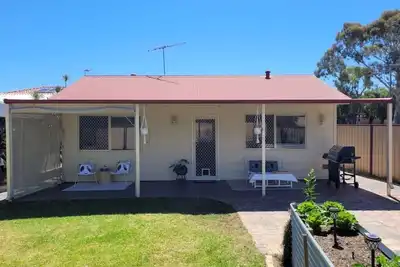 Image de Enjoy a relaxing stay at this cosy one bedroom granny flat near the sea