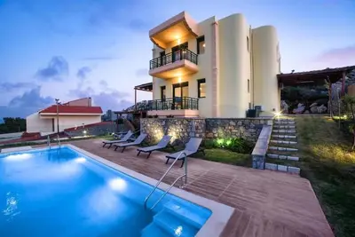 Image de A spacious villa w/private pool - 10 ride min from the beach, center & old town!