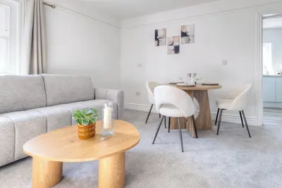 Image de Modern central 2-Bed Apartment | Parking | Sleeps 5 | Near London Links