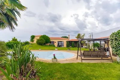 Image de Villa spacieuse et luxueuse de 4 chambres avec piscine privée et jardin