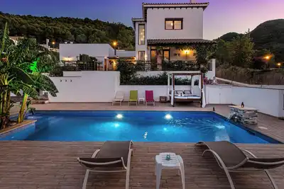Image de Villa familiale près de Malaga avec piscine chauffée et capacité de 12 personnes