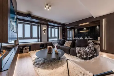 Image de Appartement ski aux pieds à Courchevel avec cheminée, parking, Wi-Fi pour 9 personnes