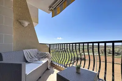 Image de Seaside Retreat with Balcony Views in Marsaskala
