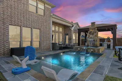 Image de Spacious Family Home with Heated Pool, Spa, Media Room & Pizza Oven