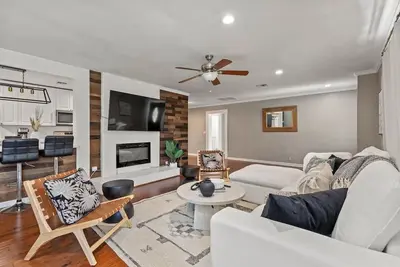 Image de 4 Br/3 Ba Heated Pool and Hot Tub by Fvc