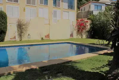 Image de Maison de vacances 'Adossée à deux pas de la mer' avec piscine partagée, Wi-Fi et climatisation