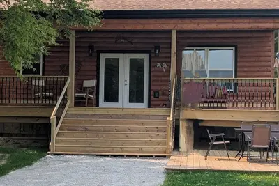 Image de Cozy 2-bedroom cabin in quaint Walkerville with heat and Ac for any season.