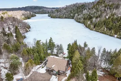 Image de Chalet Flora | HotTub | Lake | Kayaks & Paddle Sup