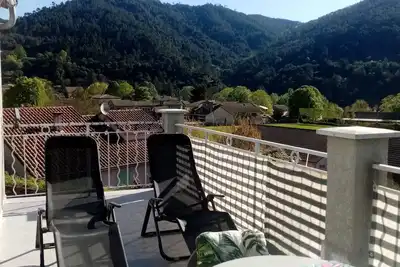 Image de Appartement « L'Enclos » avec vue sur la montagne, terrasse privée et jardin commun