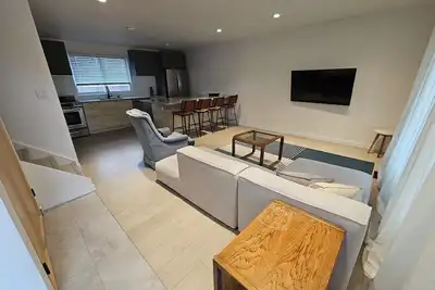 Image de Stylish Newly Renovated 2br Retreat in Quiet Windsor Area
