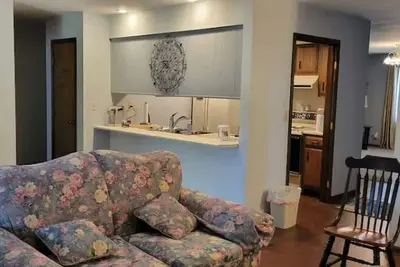 Image de 3-bedroom house in tranquil Columbus with cool Ac breeze