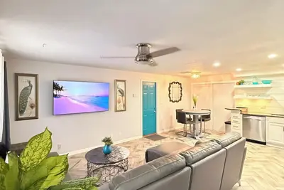 Image de 2-bedroom duplex styled home in Port Orange with private parking and entrance.
