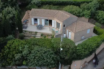 Image de Villa avec magnifique vue sur la baie de Cavalaire, dans un quartier recherché.