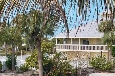 Image de Beach Therapy! Cozy condo with beach views and dock access!