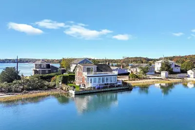 Image de Waterfront A-Frame Retreat in Southampton with Rooftop Deck, Panoramic. . .