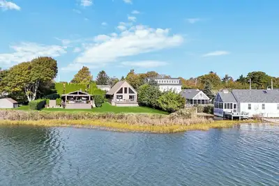 Image de Tranquil Waterfront A-Frame Retreat in Southampton